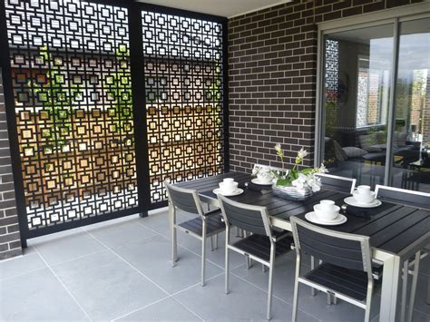 Metal screens and artwork: stylish privacy - Completehome
