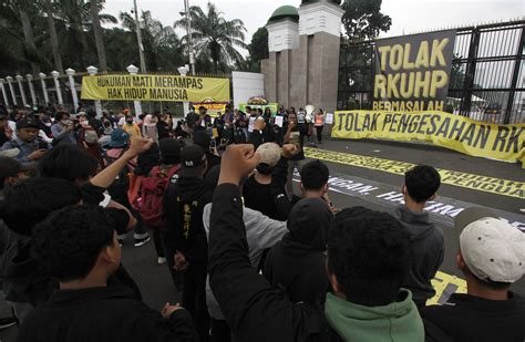 Thousands Protest As Indonesia Set To Pass Law Punishing Sex Outside
