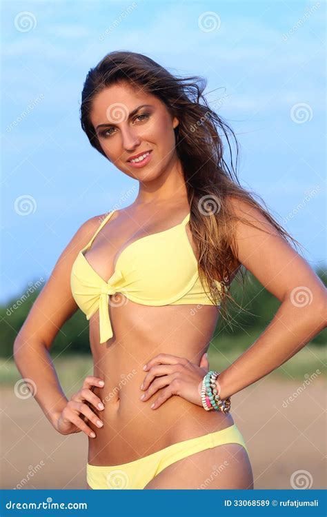 Mooi Meisje In Bikini Op Een Strand Stock Afbeelding Image Of Armband