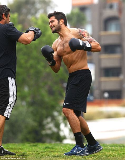 Jesse Metcalfe Shows Off His Ripped Six Pack With A Boxing Workout