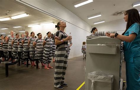 揭秘美国女子重囚监狱：手铐脚镣加身博览环球网