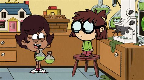 Image S2e20b Darcy Holding Beakerspng The Loud House