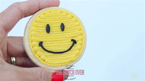 How To Frost A Smiley Face In Buttercream Frosting Youtube