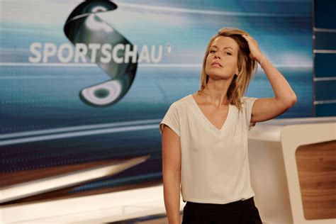 Jessy wellmer sportschau moderatorin heute : Jessy Wellmer löst Reinhold Beckmann als Moderatorin ab ...