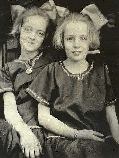 Bette Davis A La Izquierda Con Su Hermana Actrices Jóvenes
