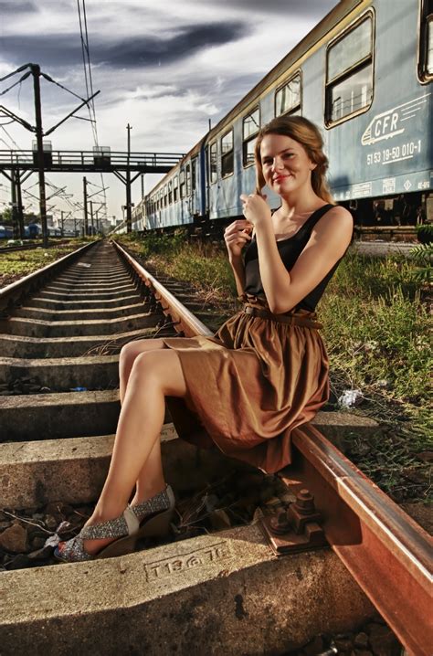 Фото девушек на железной дороге