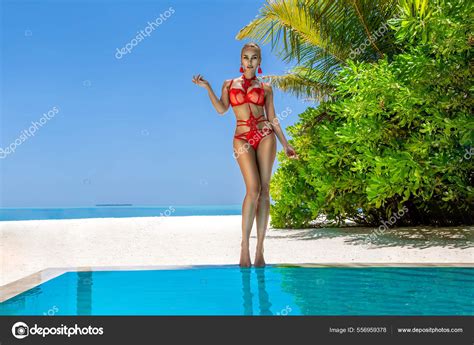 Sexy Frau Bikini Pool Tropischen Sandstrand Der Malediven Glamour Model