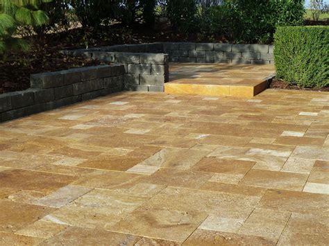 Da terrassen keinen hohen belastungen ausgesetzt sind, kann der unterbau geringer ausfallen als etwa bei garagenauffahrten. Travertin-Platten Gold von jonastone Natursteinhandel ...