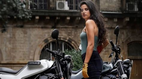 Priyanka Kochhar Lady Biker India Dengan Tatapan Sejuta Pesona