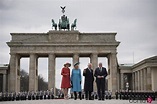 Los Reyes Carlos y Camilla en la Puerta de Brandeburgo con el ...
