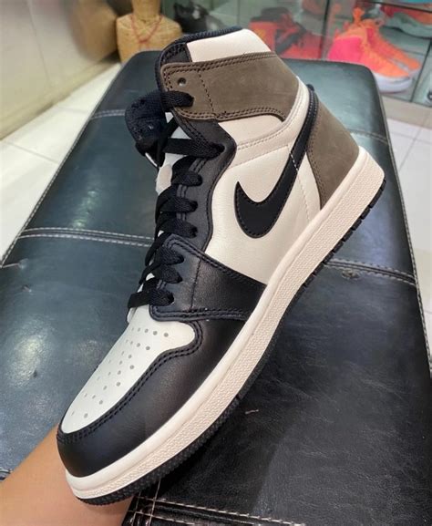 This new jordan 1 colorway starts off with a soft sail leather construction that hits the toe, side panels, and ankle which is then contrasted by dark mocha suede overlays on the ankle/heel and black leather overlays on the eyestay, midfoot, and toe. The Air Jordan 1 High OG Dark Mocha Has A Release Date