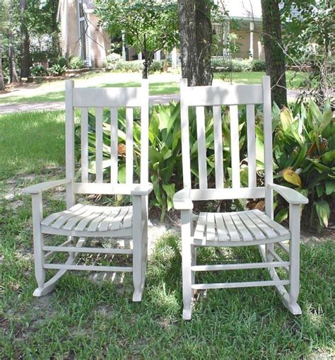 This simple paint job gave my garden furniture a new lease of life, and it shows what a difference painting old garden furniture can make, and hopefully, i can enjoy my bistro set for another 15 years! 40 DIY Outdoor Furniture You Can Put In Garden | Outdoor ...