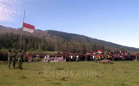 Gunung gede pangranggo adalah gunung berapi yang terletak di jawa barat yang merupakan kegagahan gunung gede pangrango membentang di tiga kabupaten. Pecinta Alam Gelar Upacara Bendera di Atas Gunung - Bisnis.com