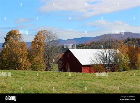 Vermont Red Roof Barn Hi Res Stock Photography And Images Alamy