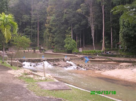 Berbicara mengenai air terjun, secara garis besar, ini dapat dikatakan sebagai aliran air yang terbentuk ketika aliran air jatuh dari tempat yang tinggi.1 air yang jatuh ini akan air terjun pandan kowang. TERATAK KASIH: AIR TERJUN SUNGAI PANDAN,KUANTAN,PAHANG.