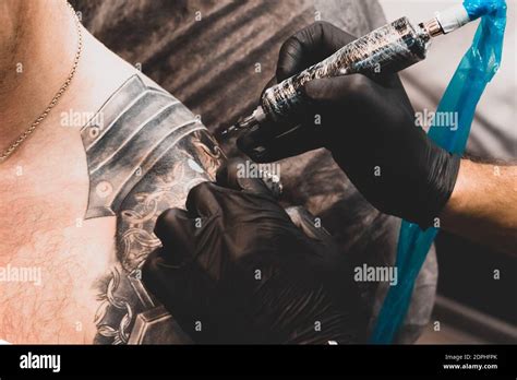 Temporary Tattoo Artist Hi Res Stock Photography And Images Alamy