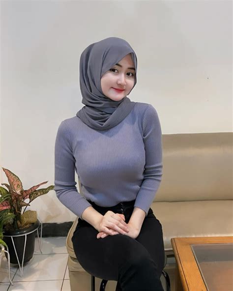 Kata Selebgram Hijab Yang Viral Karena Dagu Lancipnya Bikin Netizen