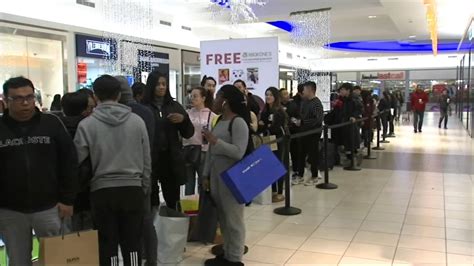 black friday draws crowds to rosemont s fashion outlets of chicago and michigan avenue abc7