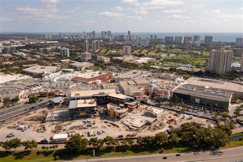 Aventura Mall New Food Court Construction And Slide 2017 Editorial