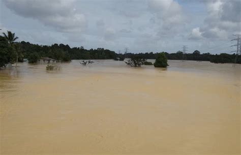 Jumlah penduduk terjejas banjir yang ditempatkan di pusat pemindahan sementara di perak terus meningkat kepada 109 orang setakat pagi ini berbanding 88. Gambar kenangan banjir besar 2014 dan kemarau 2016 di ...
