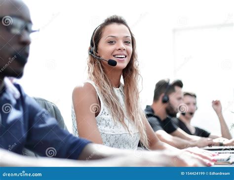 Empleado Sonriente Del Centro De Atenci N Telef Nica Que Se Sienta En Su Escritorio Imagen De