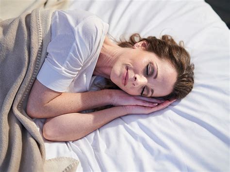 Sleeping Without A Pillow Benefits And Risks