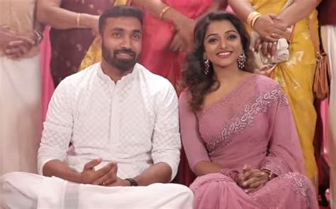 Watch our collection of videos about comedy stars meera and films from india and around the world. TV anchor Meera Anil to marry Vishnu |Engagement Photos ...