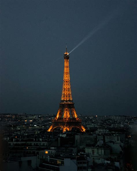 Tour Eiffel éclairée La Nuit · Photo Gratuite
