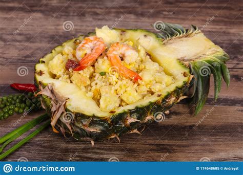 Gebratener Reis Mit Ananas Und Garnelen Stockbild Bild Von Asiatisch