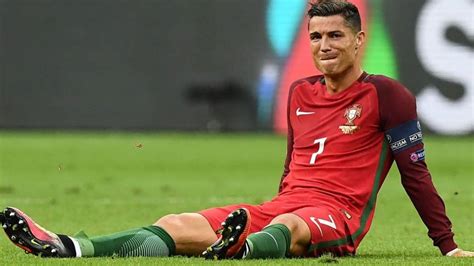In de achtste finales van het ek 2021 worden er acht wedstrijden gespeeld. Huilende Ronaldo valt geblesseerd uit in EK-finale - EK ...