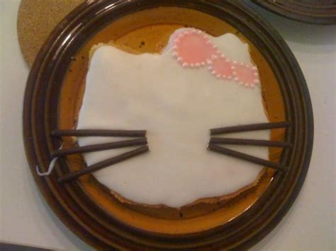 Beim anblick von diesem hello kitty kuchen werden kleine mädchenherzen höher schlagen! Hello Kitty Kuchen - Rezept mit Bild - kochbar.de