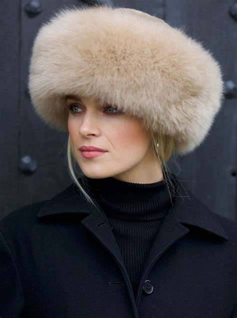Женские меховые шапки 100 новинок тенденции и тренды на фото