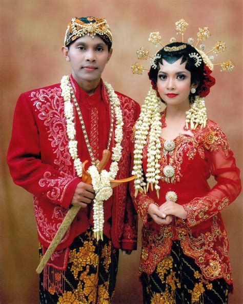 Ada di antaranya pakaian adat jawa, sunda, minangkabau, dan lain sebagainya. Images For > Pakaian Adat Jawa imgkid.com sherezade - Buscar con Google | Kebaya wedding ...