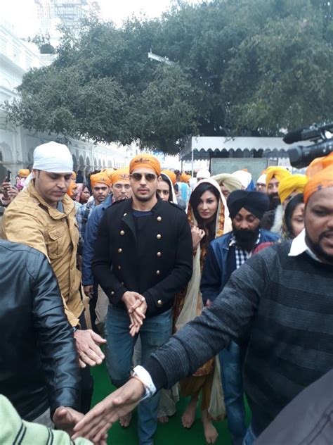 Sidharth Malhotra Manoj Bajpayee Rakul Preet Singh And Pooja Chopra Visit Golden Temple Ahead