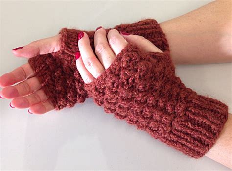 This fun stitch pattern is sometimes also called raspberry stitch. Raspberry stitch mittens | Shortrounds