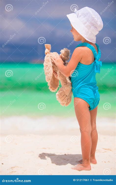 Petite Fille Adorable Jouant Avec Le Jouet Pendant La Plage Image Stock