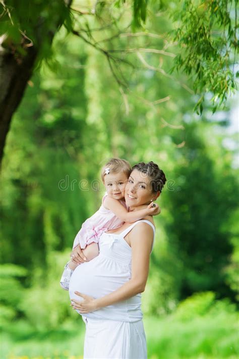 Madre Embarazada Y Su Hija Foto De Archivo Imagen De Mama 31895160