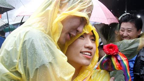 taiwan becomes 1st asian country to approve same sex marriage