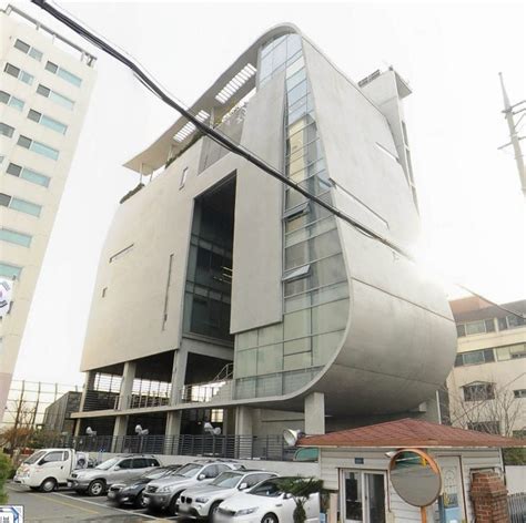 How to go to the new jyp entertainment building and a tour of the soul cup cafe. YG Entertainment - Seoul Korea Tour