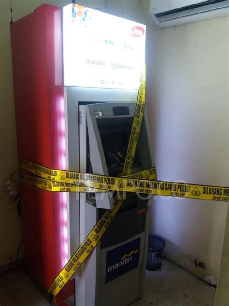 Atms stand for automated teller machines. Kartu Tertelan, Dua Pria Rusak Mesin ATM Link Bank Mandiri ...