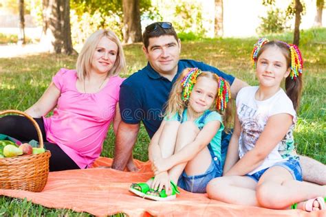 Padre Feliz Con Dos Hijas En Una Cinta Naranja Foto De Archivo Imagen