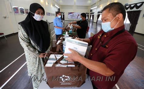 Tan sri lee lam thye, naib pengerusi kanan mcpf. Pejabat Ketua Menteri agih pelitup muka di 77 sekolah ...