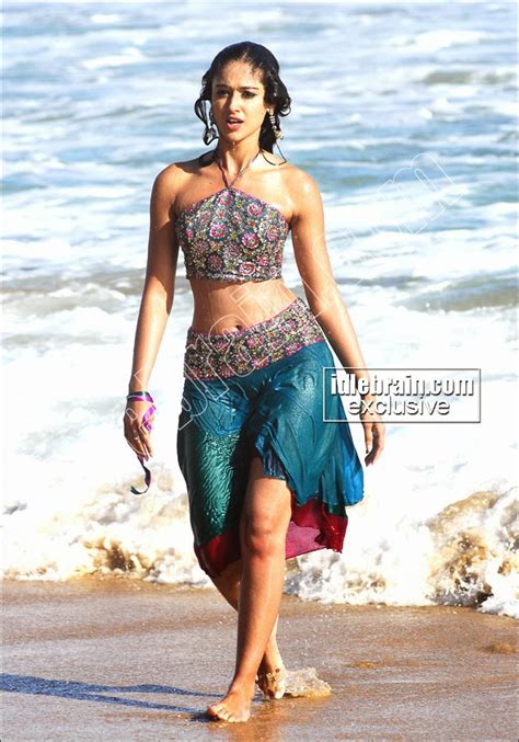 indian garam masala ileana hot navel pictures in beach