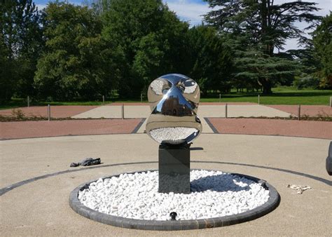 Definisi/arti kata 'gambar' di kamus besar bahasa indonesia (kbbi) adalah n tiruan barang (orang, binatang, tumbuhan, dan sebagainya) yang dibuat dengan coretan. Patung Seni Logam Abstrak / Patung Logam Taman Cermin Poles