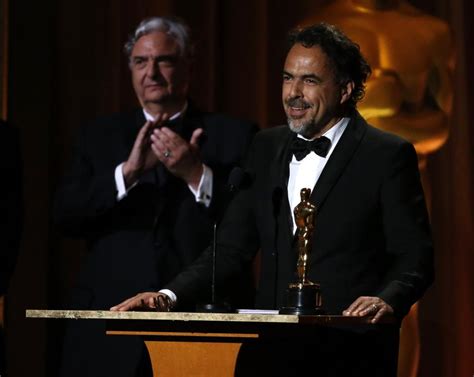 Un Emocionado Iñárritu Recibe El Óscar Especial Por Carne Y Arena