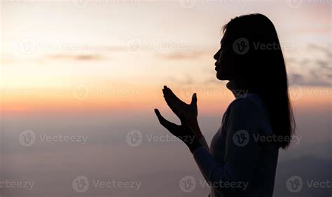 Silueta De Mujer Orando Para Gracias Dios Orando Con Su Manos Juntos A