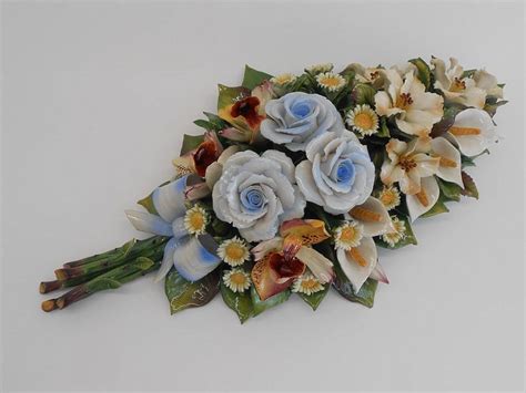 La carta da parati floreale è un vero classico, il che rende questa scelta sicura. Composizioni di fiori cimiteriali, decori floreali per ...