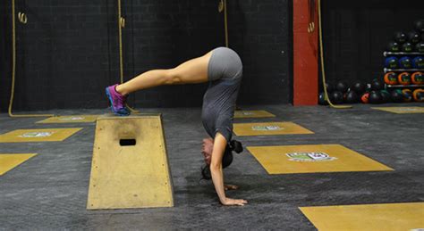 Getting Comfortable In The Handstand Handstand Crossfit Coach