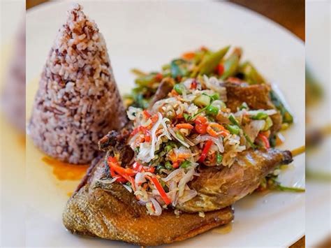 Wisata kuliner di bali sangat identik dengan santapan menu babi (apapun jenisnya), kali ini kami akan membahas 7 tempat terbaik untuk kuliner babi di bali. Babi Guling dan Empat Kuliner Bali Kegemaran Wisman | Tagar