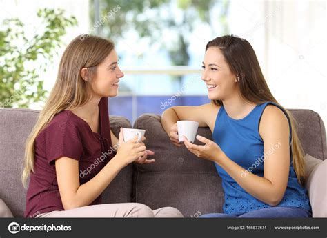 Colección de admr • última actualización: Imágenes: chicas hablando | Dos chicas hablando y bebiendo en casa — Foto de stock ...